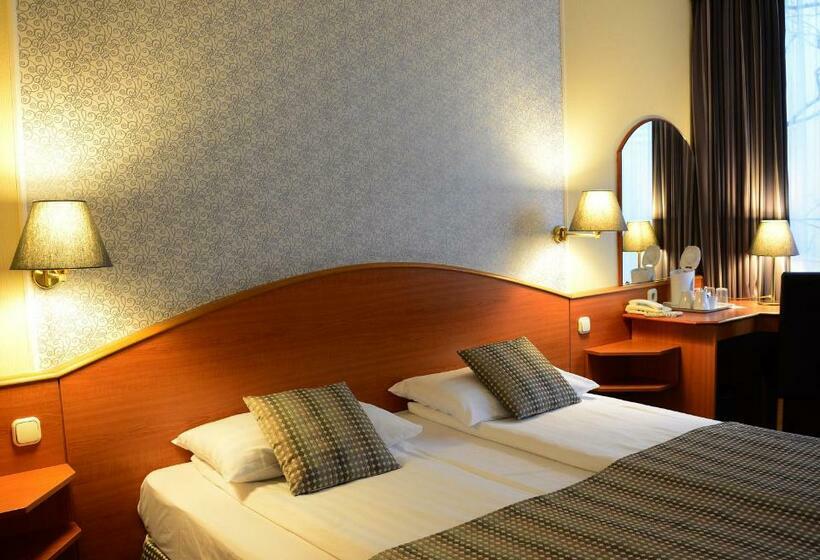 디럭스 룸, Orion Várkert