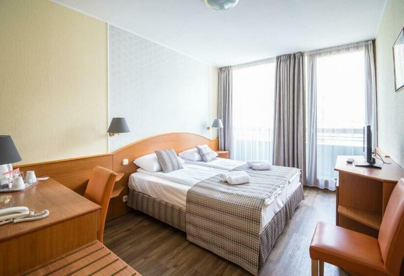 디럭스 룸, Orion Várkert