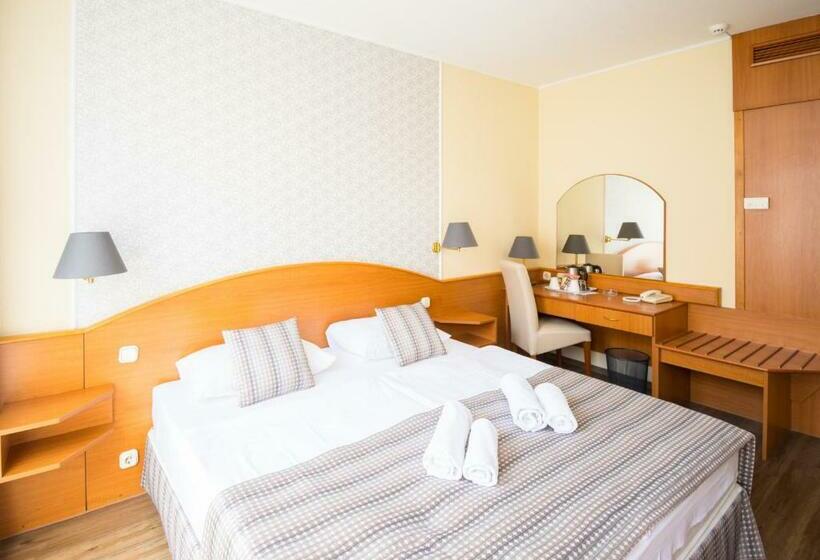 디럭스 룸, Orion Várkert