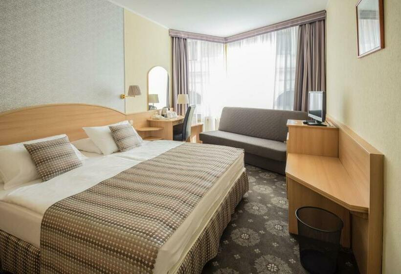 디럭스 룸, Orion Várkert