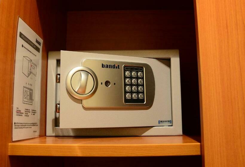 디럭스 룸, Orion Várkert