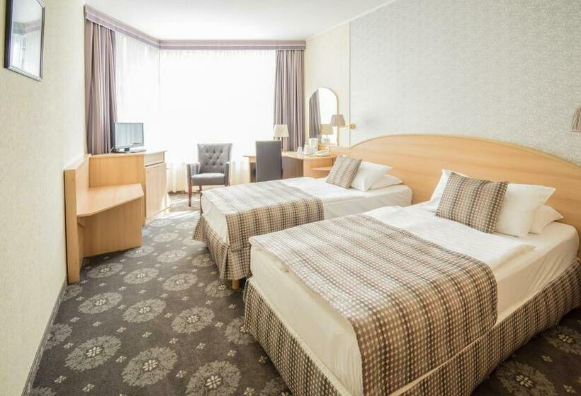 디럭스 룸, Orion Várkert