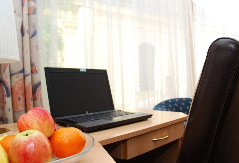 디럭스 룸, Orion Várkert