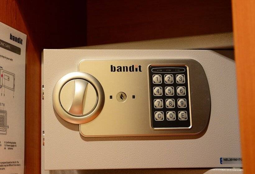 디럭스 룸, Orion Várkert