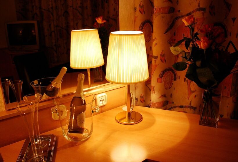 디럭스 룸, Orion Várkert