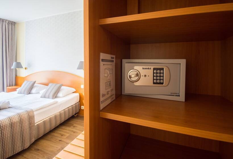 디럭스 룸, Orion Várkert