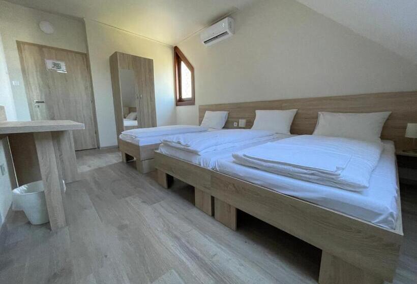 标准三人间, Szőlőfürt Fogadó