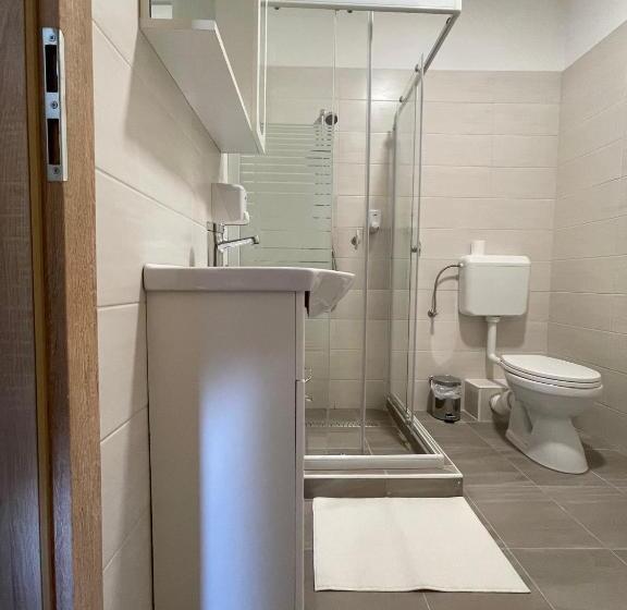 家庭间, Szőlőfürt Fogadó