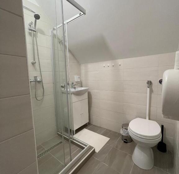 家庭间, Szőlőfürt Fogadó