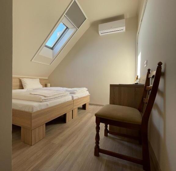 家庭间, Szőlőfürt Fogadó