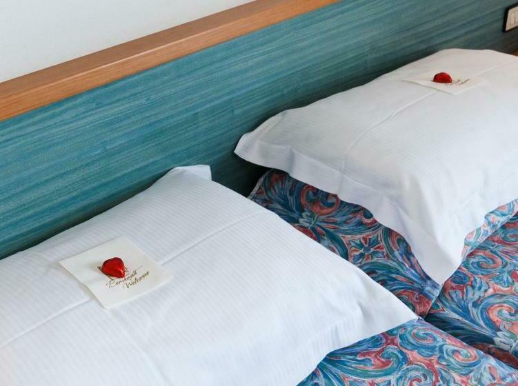 חדר סטנדרט לשלושה עם מרפסת, Ariston