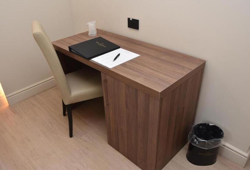 자쿠지 스위트, Commercio