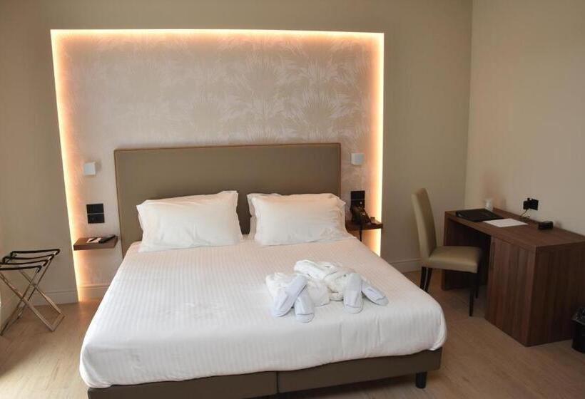 자쿠지 스위트, Commercio