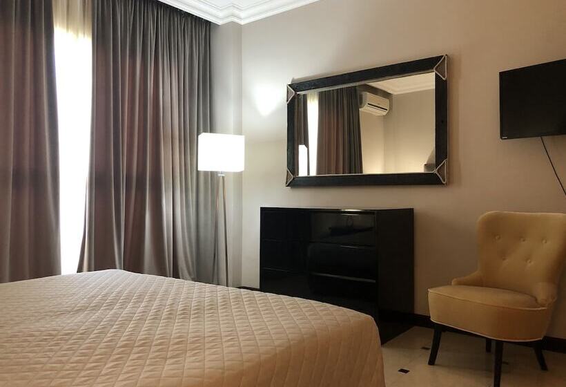 غرفة قياسية ثلاثية, Domizia Palace