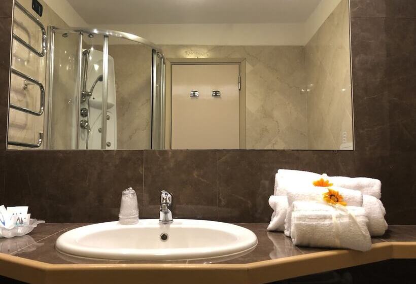 غرفة قياسية رباعية, Domizia Palace