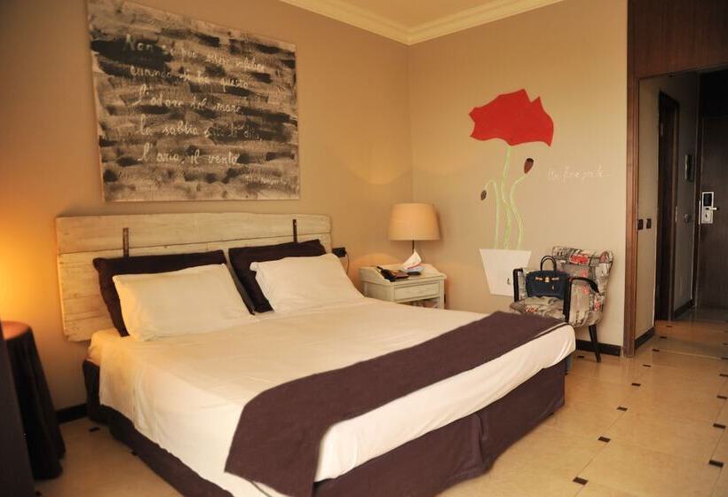 غرفة قياسية رباعية, Domizia Palace