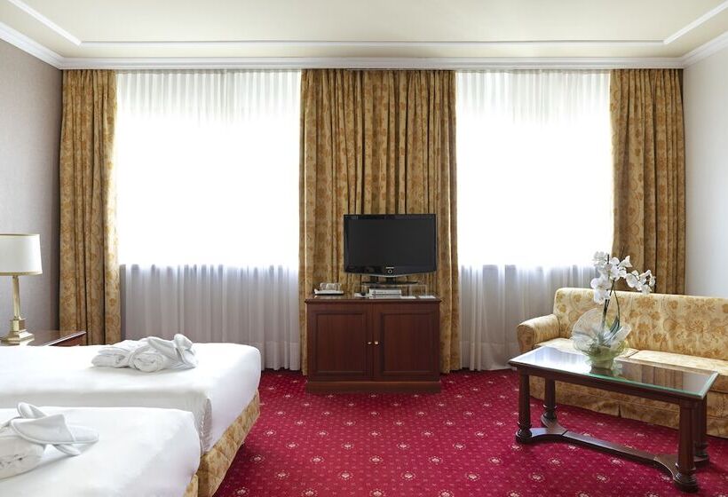 Номер Deluxe, Internazionale