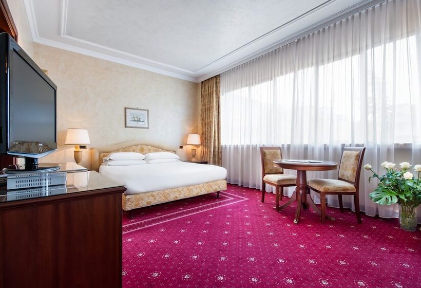 Номер Deluxe, Internazionale