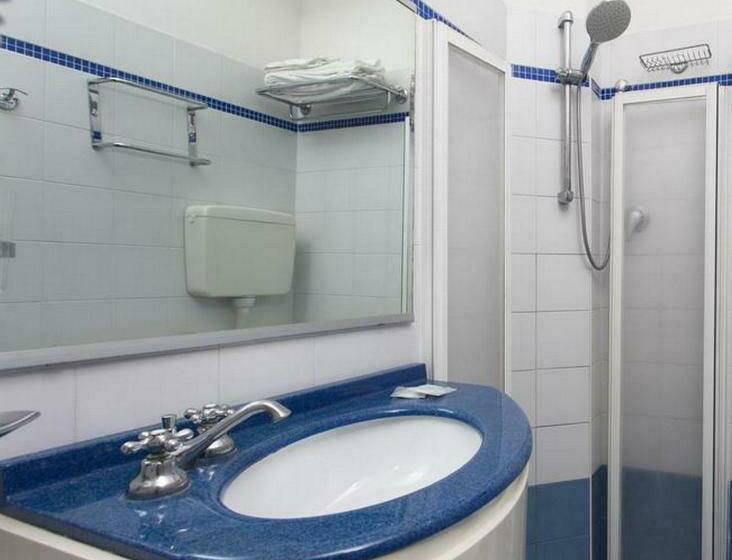 标准三人间, New Castle