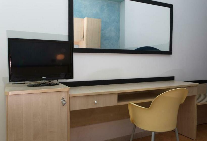 标准三人间, New Castle