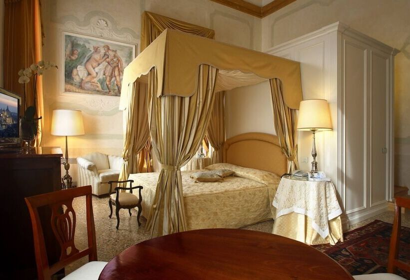 جناح جونيور ديلوكس, Villa Cornér Della Regina