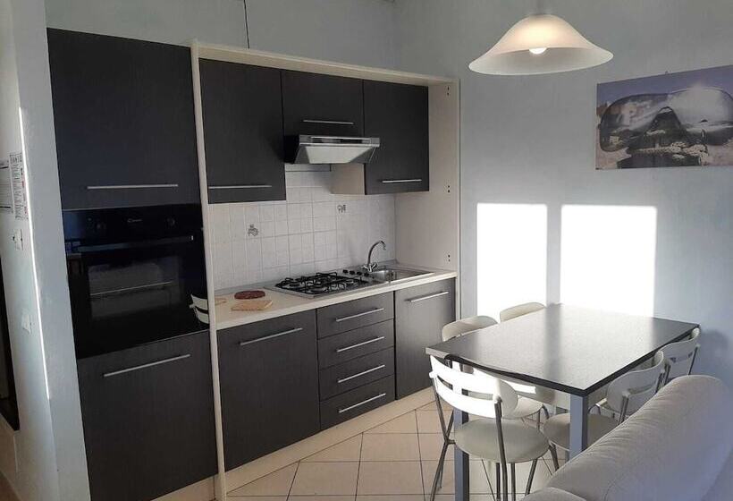 带有一个卧室和海景的高级公寓, Residence Sole