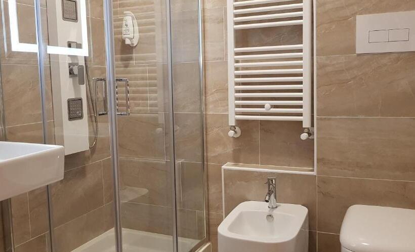 חדר סטנדרט לשלושה, Valmarina