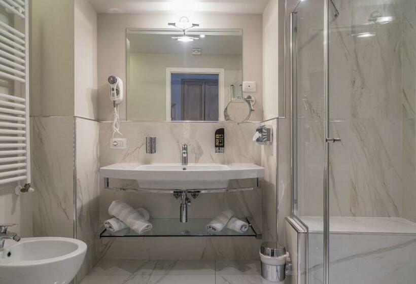 小型豪华套房, Lake Front Hotel Brenzone