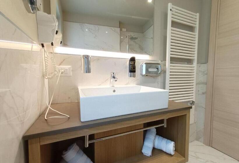 带城市景观的套间, Lake Front Hotel Brenzone