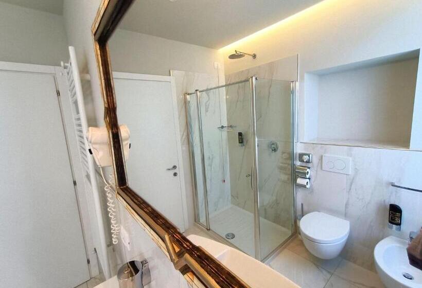 Suite with lake view, Lake Front Hotel Brenzone