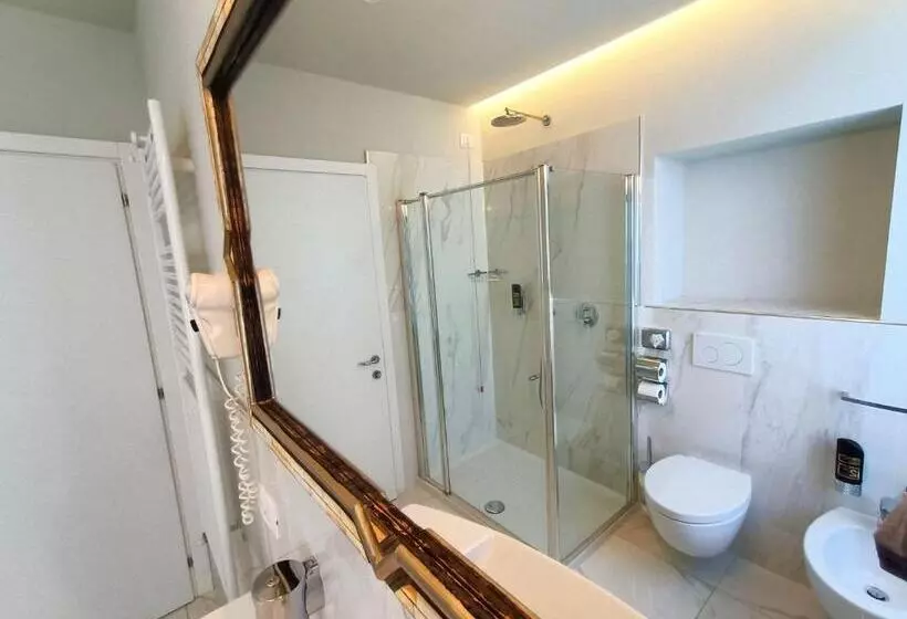 Suite with lake view, Lake Front Hotel Brenzone