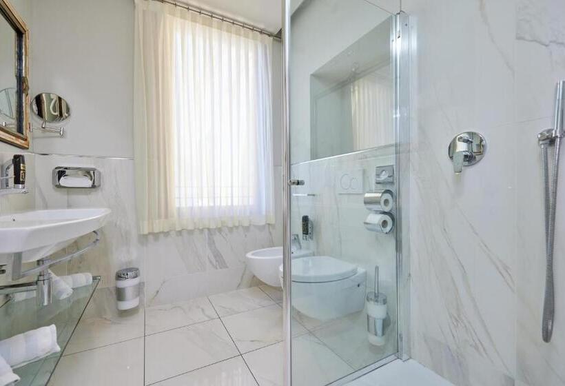 Suite with lake view, Lake Front Hotel Brenzone