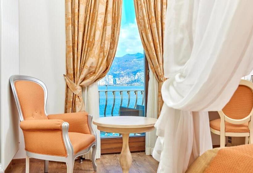 Suite with lake view, Lake Front Hotel Brenzone