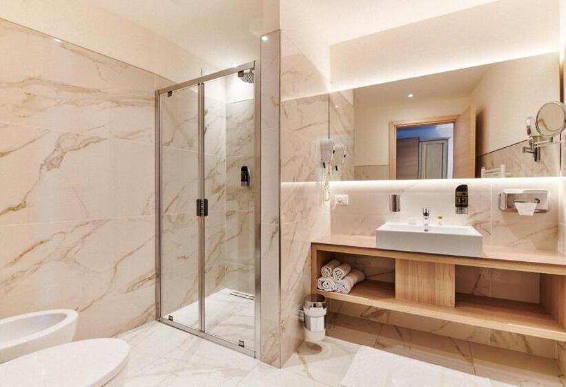 带河湖景观的轻年套房, Lake Front Hotel Brenzone