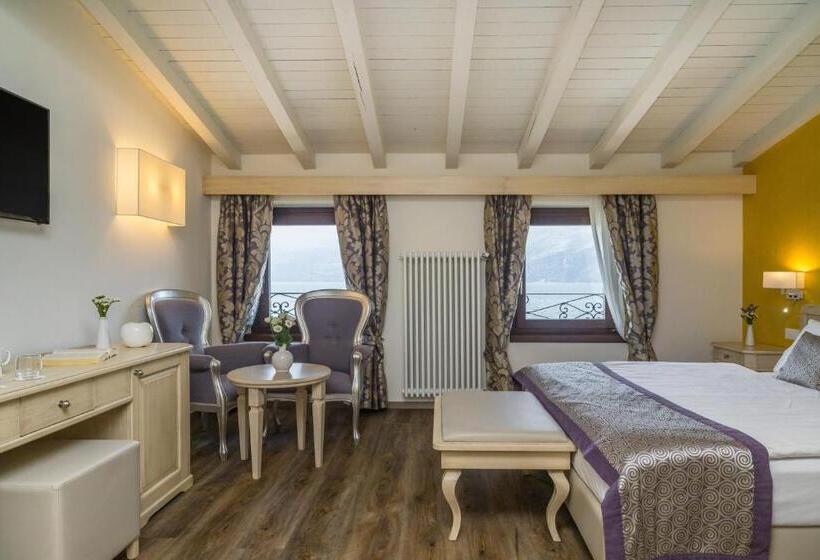 带河湖景观的轻年套房, Lake Front Hotel Brenzone