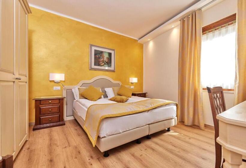 带城市景观的套间, Lake Front Hotel Brenzone