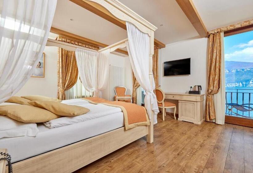 Suite with lake view, Lake Front Hotel Brenzone