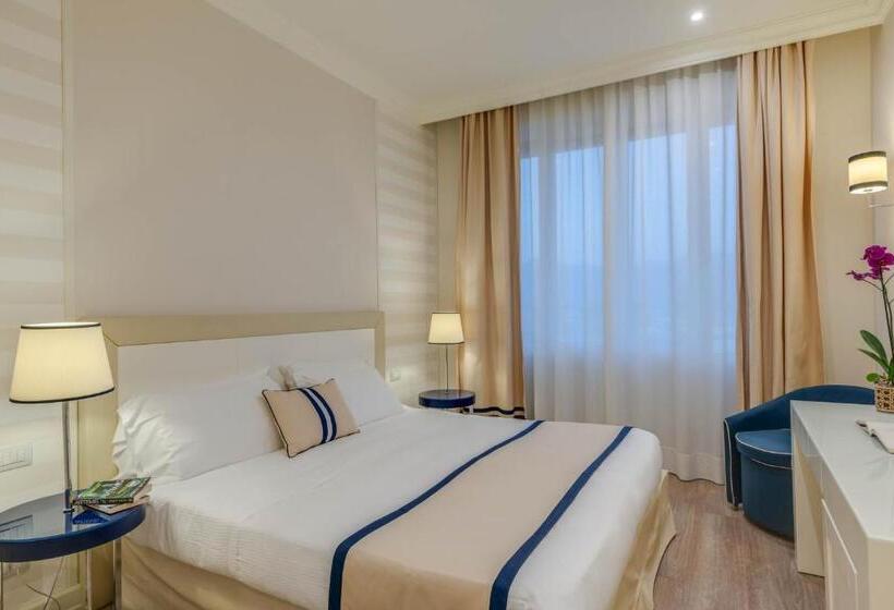 اتاق خانوادگی, Grand Hotel & Riviera