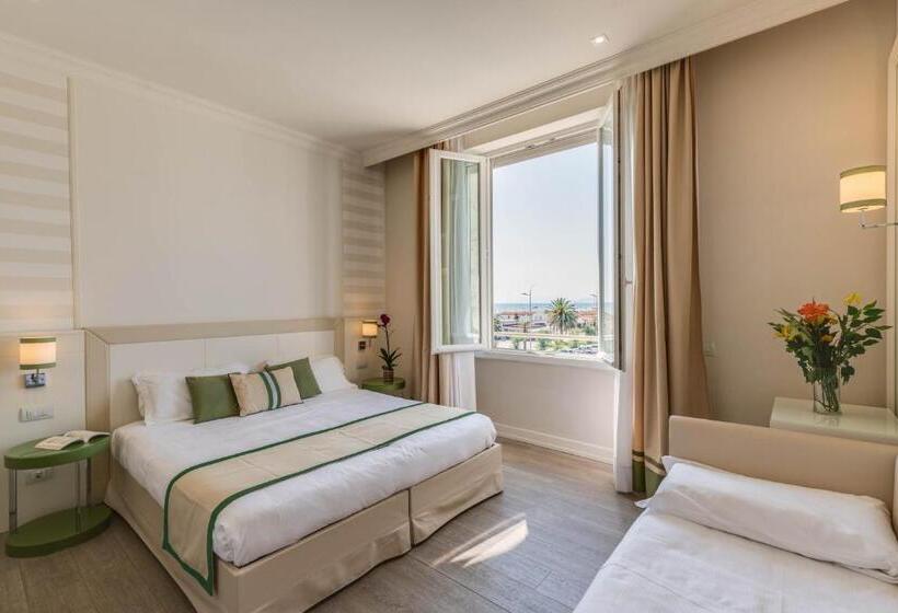 غرفة قياسية ثلاثية ذات إطلالة جانبية على البحر, Grand Hotel & Riviera