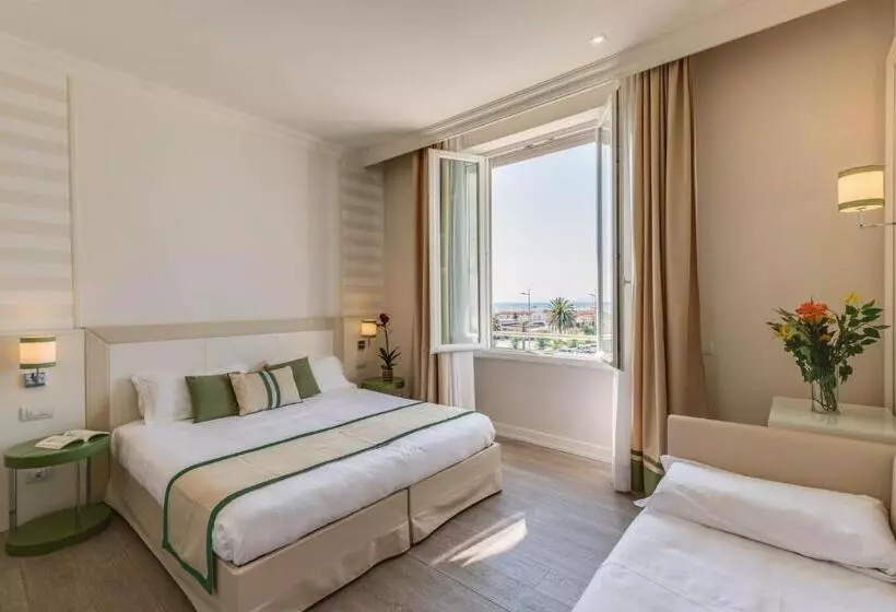 サイドオーシャンビューのトリプルルームスタンダード, Grand Hotel & Riviera