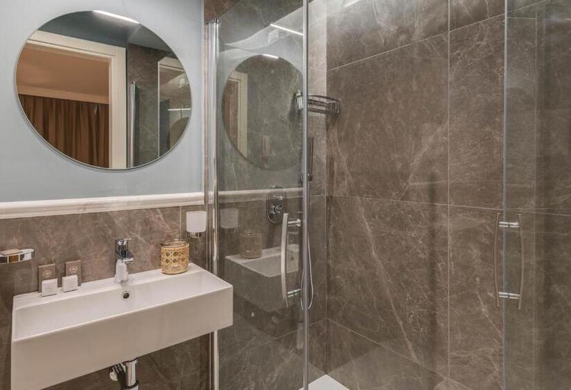 جناح جونيور سوبريور, Grand Hotel & Riviera