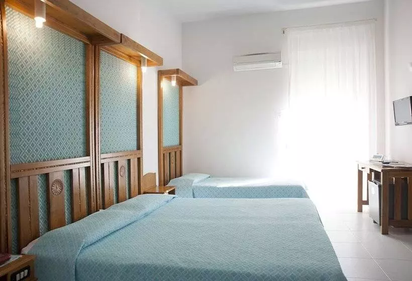 اتاق سه نفره سوپریور با چشم‌انداز دریا, Albergo Miramare