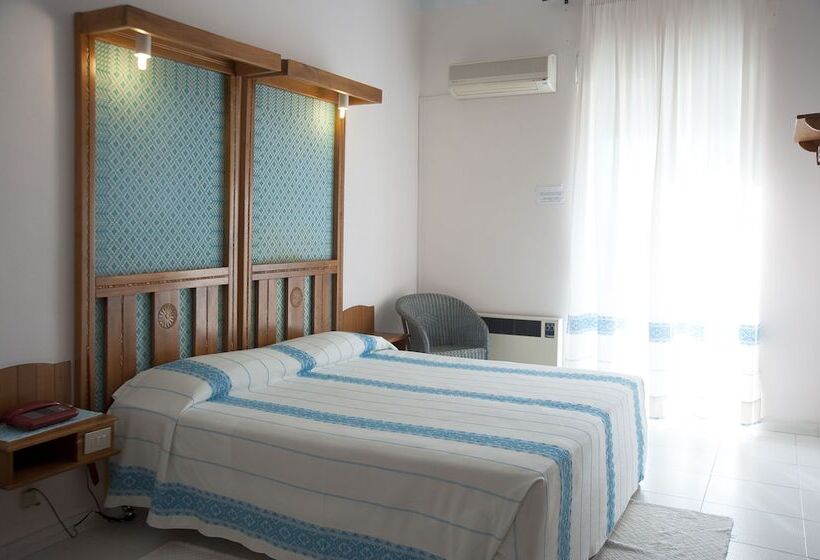 اتاق سه نفره سوپریور با چشم‌انداز دریا, Albergo Miramare