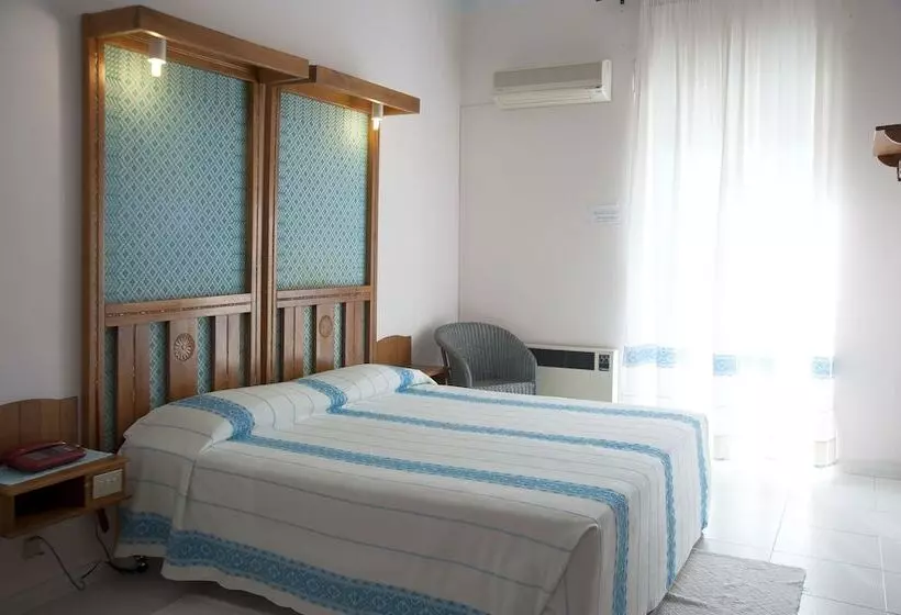 اتاق سه نفره سوپریور با چشم‌انداز دریا, Albergo Miramare