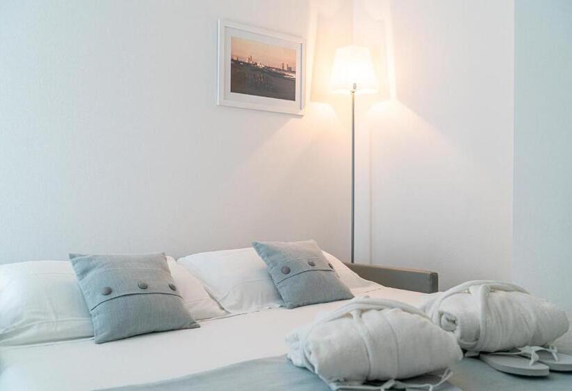 آپارتمان یک خوابه با دری مشترک که هال را جدا می کند., Bellavista