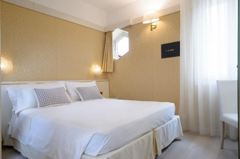 标准单人间, Bristol