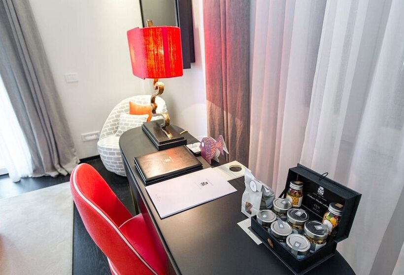 디럭스 룸, Byron