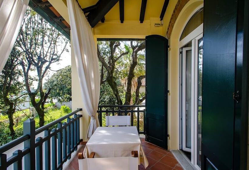 디럭스 룸, Byron