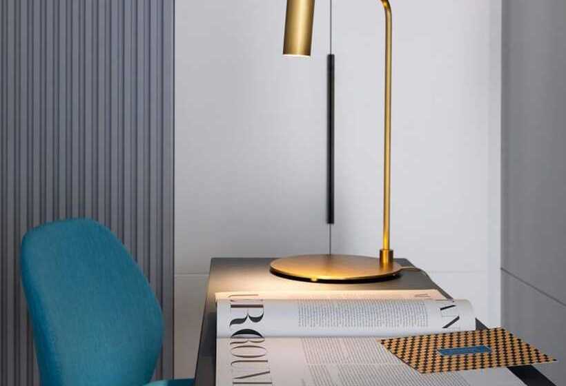 수피리어 룸, Byron