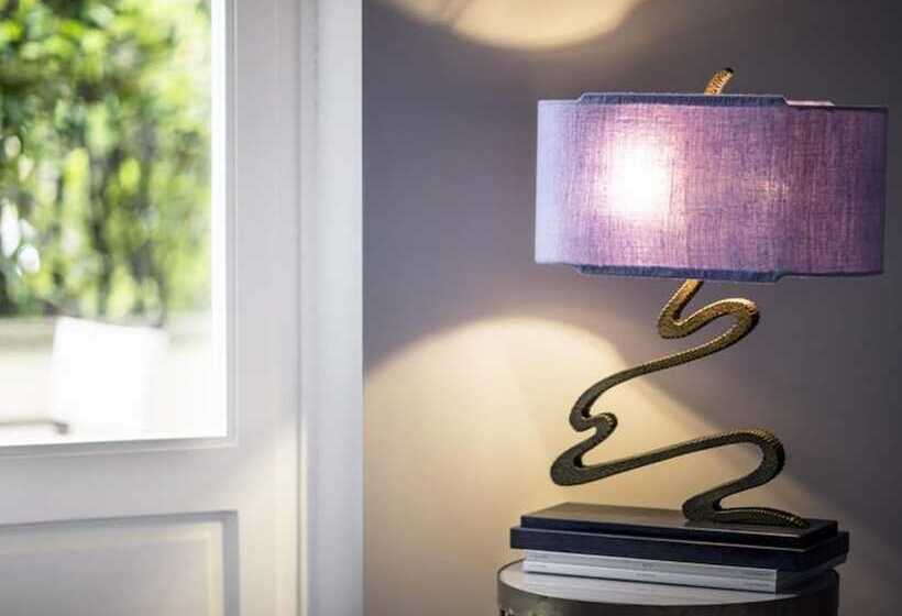 수피리어 룸, Byron